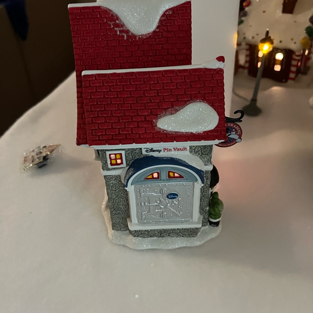 Department 56 Mickey's Pin Traders Holiday House Decor - Picture 4 of 5